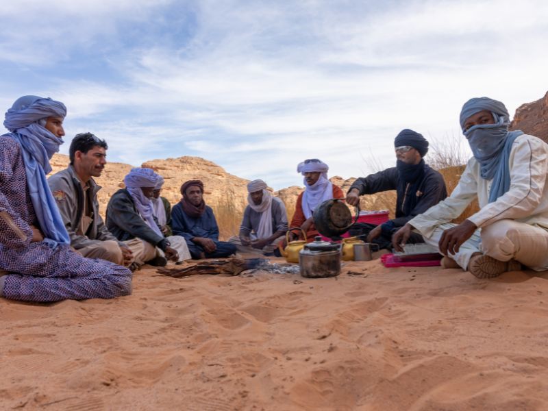 touareg buvant du thé à la menthe